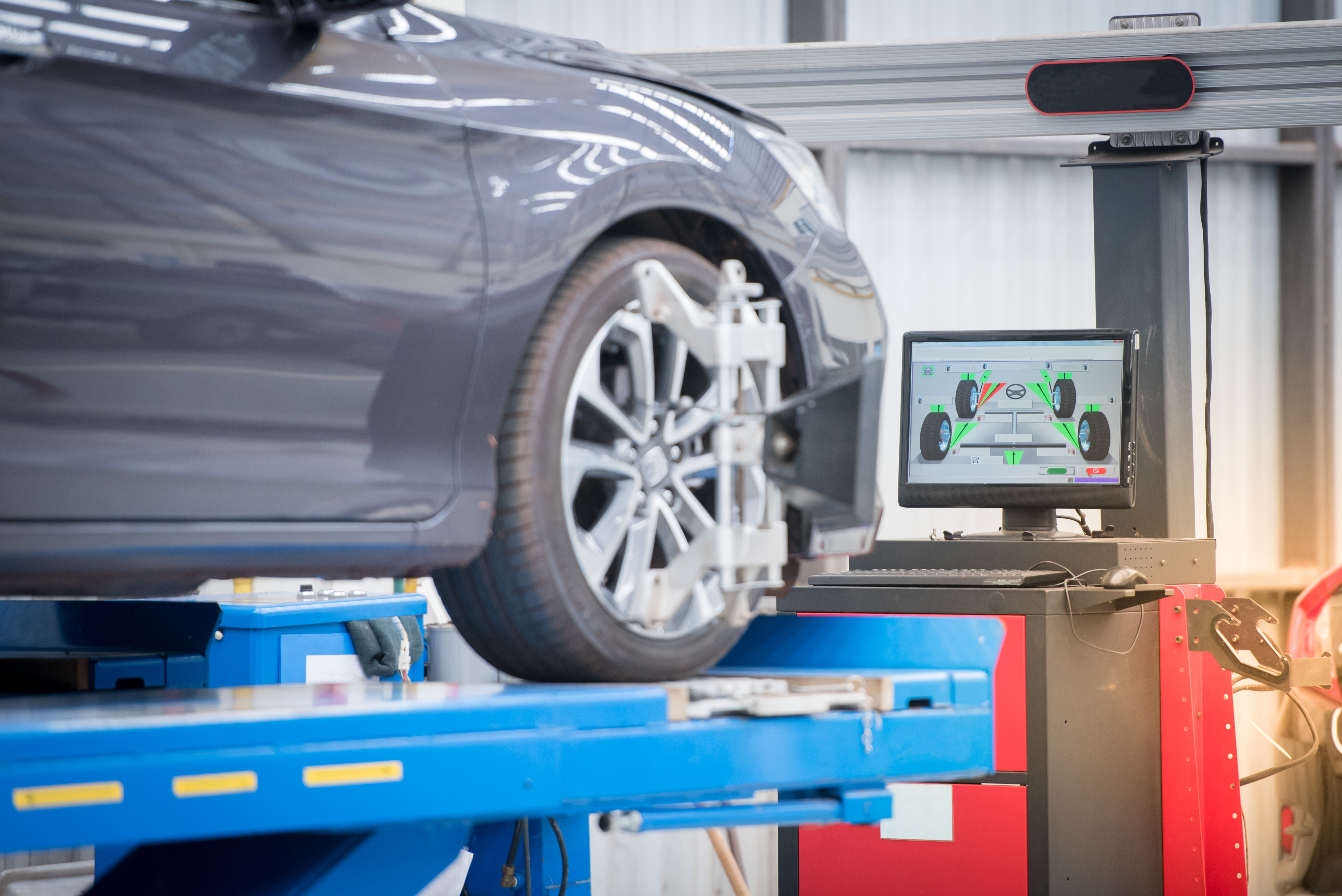 What Signs Indicate You Need a Wheel Alignment?