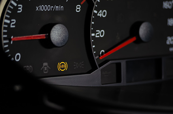 Can a Bad Wheel Speed Sensor Trigger the ABS Warning Light and Traction Control Light at The Same Time?